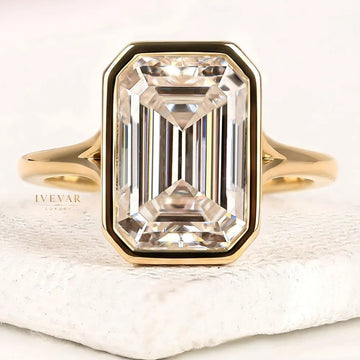 Bezel Setting Emerald Moissanite Diamond Solitaire Engagement Ring