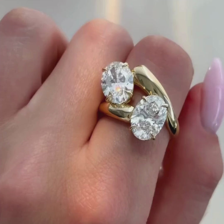 Oval Toi et Moi Bypass Ring video