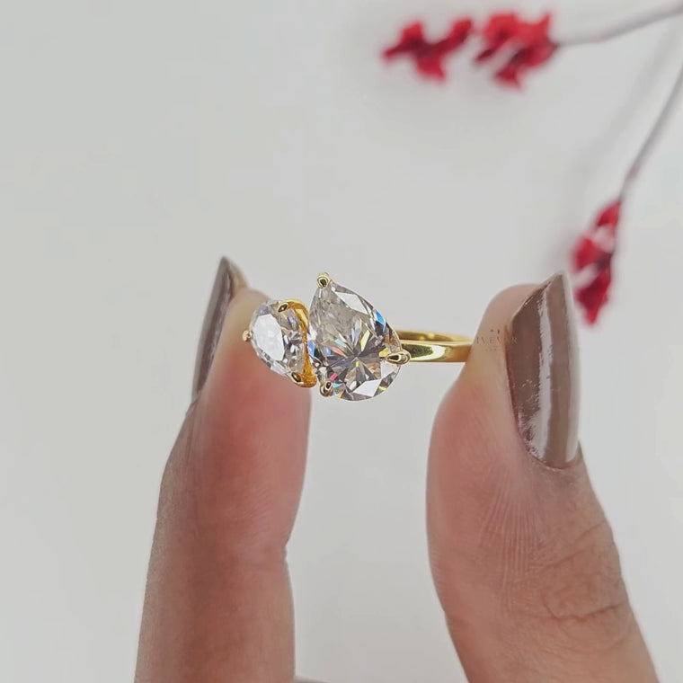 Dual Pear Toi et Moi Engagement Ring video